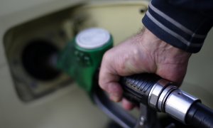 Los precios de carburantes y lubricantes suben en marzo, según el INE. REUTERS