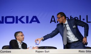 El consejero delegado de Alcatel-Lucent, Michel Combes , con el presidente ejecutivo de Nokia, Rajeev Suri, en la presentación del acuerdo de fusión entre las dos compañías tecnológicas. REUTERS/Charles Platiau