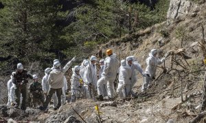 Miembros de los equipos de rescate y de los investigadores,  en el lugar donde se estrelló el avion de Germanwings. REUTERS
