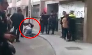 Captura del vídeo donde se ve al abogado de la PAH en el suelo.