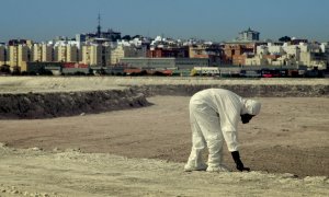 Un hombre mide las radiaciones en la balsa de fosfoyesos. Al fondo, Huelva.