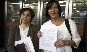 Carolina Bescansa y la abogada Gloria Elizo. EFE