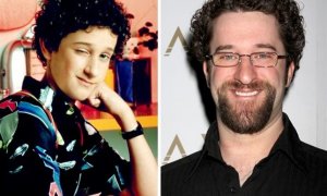 El actor Dustin Diamond, en la época en la que interpretaba a Screech y en otra foto más reciente. / CordonPress