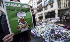 Una persona sostiene la nueva publicación del semanario satírico Charlie Hebdo EFE