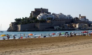Playa de Peñíscola, con el casco histórico y el Castillo del Papa Luna al fondo. WIKIPEDIA