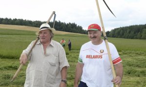 El presidente bielorruso Lukashenko con el actor francés Gérard Depardieu, en la residencia presidencial Ozerny, en las afueras de Minsk. REUTERS / Andrei Stasevich