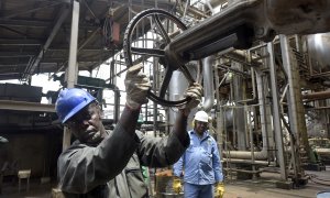 Un hombre controla la válvula en la refinería de petróleo más vieja de Nigeria. PIUS UTOMI EKPEI (AFP)