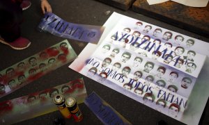 Carteles con las caras de algunos de los desaparecidos. REUTERS/Agustin Marcarian