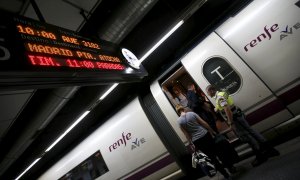 Una persona monta en el AVE en Barcelona, con detino a Madrid. REUTERS/Albert Gea