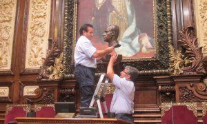 Retirada del busto del monarca Juan Carlos I. EUROPA PRESS
