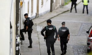 Agentes de la Guardia Civil durante un registro realizado hoy en Santiago de Compostela, en el marco de una operación llevada a cabo contra la Resistencia Galega. EFE/Óscar Corral