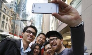 Un grupo de personas con un iPhone 6s tras su lanzamiento. EFE