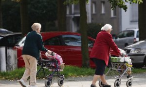 Mujeres de la tercera edad empujan carros de la compra. EUROPA PRESS
