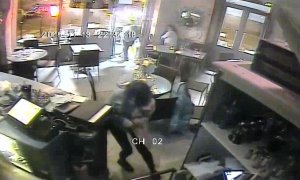 Imagen captada por las cámaras de seguridad de uno de los restaurantes parisinos atacados.
