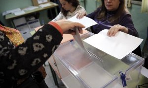 Una mujer introduce sus votos en las urnas durante el 20-D. EFE/Mariscal