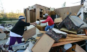 Una mujer recoge medicinas de su casa en Mississippi, destrozada por el tornado que ha azotado estas Navidades el centro de EEUU REUTERS/Northeast Mississippi Daily