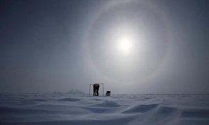 Imagen tomada el 18 de noviembre de 2015 que muestra a dos científicos midiendo la radiación solar y su albedo en el campamento Glaciar Union, a 1000 km del Polo Sur. Investigadores de la Universidad de Santiago de Chile informaron hoy que en los primeros