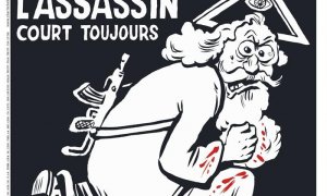 La portada del número especial 1224 de la revista satírica Charlie Hebdo con la caricatura de un dios con una kalashnikov en el que se puede leer "Un año después. El asesino sigue corriendo". El semanario satírico francés "Charlie Hebdo" reivindica así su