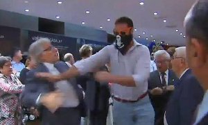 Imagen de video del asalto de un grupo de ultraderecha a la librería Blanquerna, en Madrid, en septiembre de 2013, en la Diada.