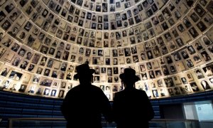 Dos hombres visitan "La Sala de los Nombres" del Memorial del Holocausto Yad Vashem en Jerusalén. EFE/Abir Sulta