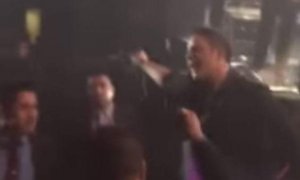 El cantante Alejandro Sanz, en el momento en el que expulsa de su concierto al agresor.