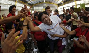 El senador y candidato a la vicepresidencia Ferdinand "Bongbong" Marcos Junior, hijo del dictador Ferdinand Marcos, saluda a simpatizantes durante un acto de campaña electoral en Manila, Filipinas. EFE/Francis R. Malasig