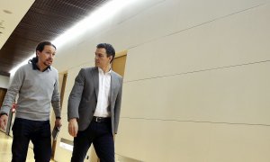 Pablo Iglesias y Pedro Sánchez, en los pasillos del Congreso de los Diputados, comino de la reunión que mantuvieron el pasado 5 de febrero dentro de la ronda de contactos de líder socialista con los partidos para negociar su investidura. EFE