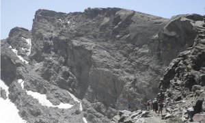 Las cumbres de Sierra Nevada se quedan sin su hielo eterno. /UB