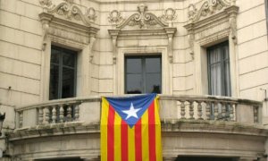 La fachada del Ayuntamiento de Berga con la bandera esteladas.