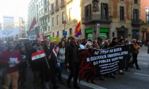 Manifestación en Barcelona para pedir la inmediata salida de España de la OTAN y el cierre de las bases militares. / LAURA SAFONT