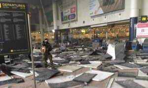 Atentado Bruselas: Así ha quedado el interior del aeropuerto de Bruselas.- TWITTER @intlspectator