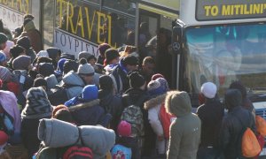 Refugiados en Lesbos, Grecia, subiendo a uno de los autobuses que les trasladaban al puerto para embarcarse hacia Atenas y proseguir su camino hacia el norte de Europa. Tras el acuerdo UE-Turquía, ya no es posible salir de centro de identificación.- BDFM
