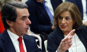 El expresidente del Gobierno, José Mª Aznar y su esposa, Ana Botella durante la mesa "El Átlántico en la economía global" en la I Semana Atlántica IADG, hoy en Madrid. EFE/Fernando Alvarado