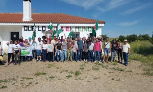 Los miembros del Sindicato Andaluz de Trabajadores (SAT), entre ellos Diego Cañamero, en la finca Somonte, propiedad de la Junta de Andalucía. SAT