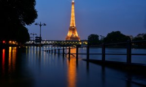 La Torre Eiffel de noche durante la crecida del río Sena en París, Francia. Bertrand GUAY / AFP