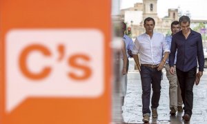 El presidente de Ciudadanos, Albert Rivera, junto al cabeza de lista al congreso por Valencia, Toni Cantó, durante un acto público celebrado esta mañana en Valencia donde se han reunido con militantes y simpatizantes en la tercera jornada de la campaña el