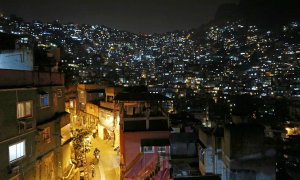 Una imagen nocturna de la favela Rocinha. - REUTERS