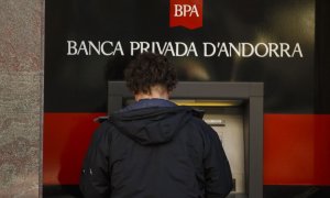Un cajero de la Banca Privada d'Andorra en una imagen de archivo. REUTERS