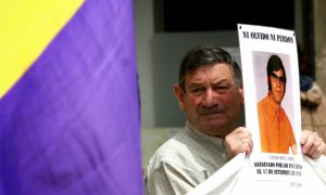 Antonio Martos, hermano de Cipriano Martos, sostiene un cartel con la foto de su hermano presuntamente envenenado por la Guardia Civil durante el franquismo.-