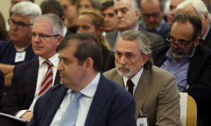 Francisco Correa, presunto cabecilla de la trama Gürtel, y Pablo Crespo, exsecretario de Organización del PP de Galicia y supuesto número dos de la trama, durante el juicio en la sede de la Audiencia Nacional de San Fernando de Henares. EFE/Chema Moya