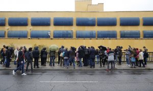 Decenas de periodistas a las puertas del (CIE) de Aluche, en Madrid. / EFE