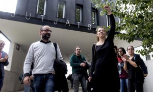 La alcaldesa de Berga, Montse Venturós (CUP), a su salida del juzgado a mediodía, cuatro horas después de su detención por parte de los Mossos d'Esquadra. EFE/Quique García