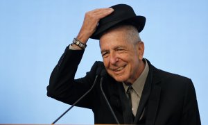 El músico Leonard Cohen se descubre ante los espectadores al recibir, junto a Chuck Berry, el primer premio PEN a la excelencia en la composición, en febrero de 2012. REUTERS/Jessica Rinaldi