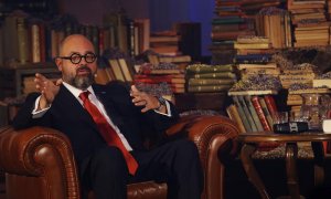 El escritor Carlos Ruiz Zafón durante la presentación, en el Tibidabo barcelonés, de su nuevo libro, 'El Laberinto de los Espíritus', desenlace de la tetralogía que inició en 2001 con 'La sombra del viento', una de las sagas más seguidas de la literatura