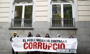 Un grupo de personas con una pancarta alusiva a la corrupción en las inmediaciones del Tribunal Supremo donde la senadora y exalcaldesa de Valencia por el PP, Rita Barberá, ha acudido para declarar voluntariamente como investigada o imputada por un delito