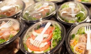 Investigan si comer ensaladas precortadas puede poner en riesgo la salud