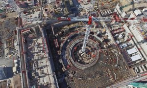 Vista aérea del estado actual de las obras en el edificio central del reactor experimental de fusión ITER en la Provenza francesa.- ITER ORGANIZATION