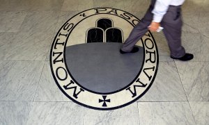 Un hombre pasa sobre el logo del banco Monte Dei Paschi Di Siena en una oficina en Roma. REUTERS/Alessandro Bianchi