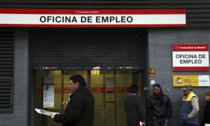 Puerta de una oficina española de empleo del SEPE.- Reuters