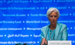 La directora gerente del FMI, Christine Lagarde, en una rueda de prensa en Washington, con motivo de la Asamblea Anual del organismo. AFP/Zach Gibson